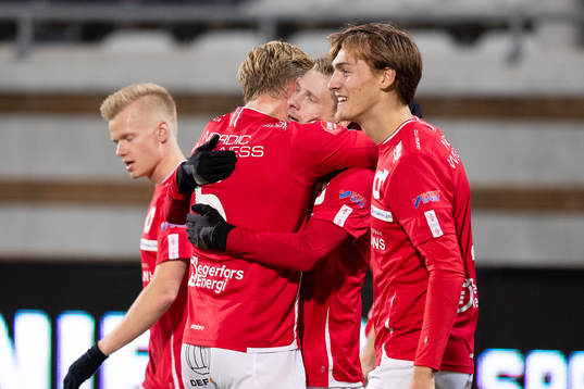 Degerfors Johan Bertilsson jublar ihop med Oliver Ekroth