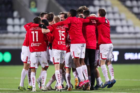 Degerfors spelare jublar över avancemanget till Allsvenskan