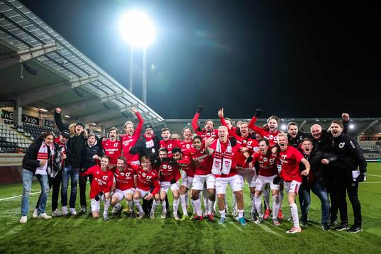 Degerfors spelare jublar över avancemanget till Allsvenskan