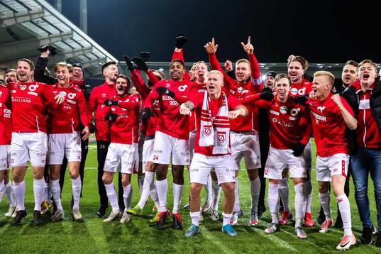 Degerfors spelare jublar över avancemanget till Allsvenskan
