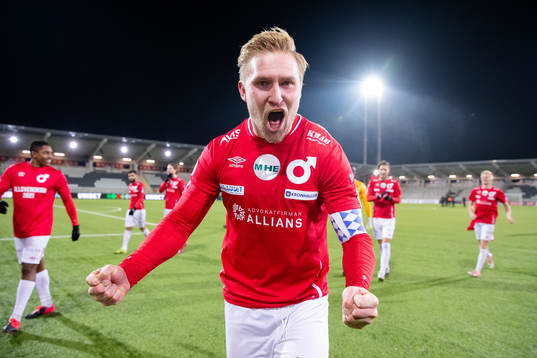 Degerfors lagkapten Oliver Ekroth jublar