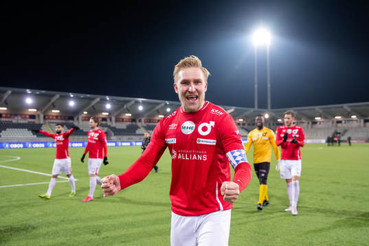 Degerfors lagkapten Oliver Ekroth jublar