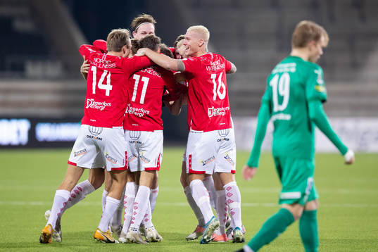 Degerfors Sebastian Olsson jublar med lagkamrater