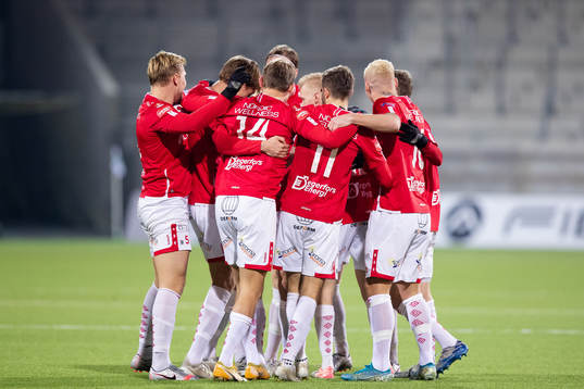 Degerfors Sebastian Olsson jublar med lagkamrater