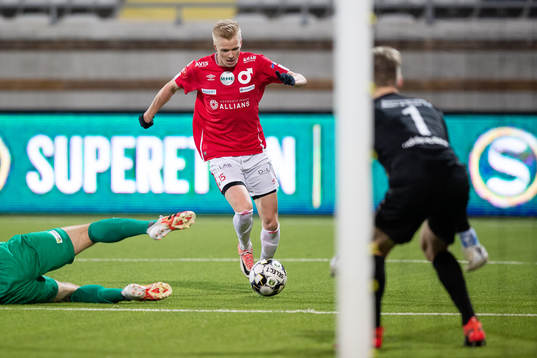 Degerfors Axel Lindahl mot Ljungskiles målvakt Robin