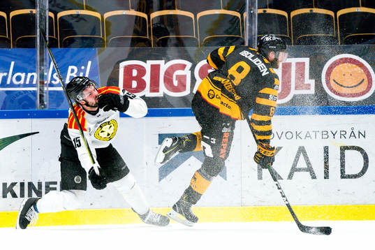 Skellefteås Petter Granberg tacklar Brynäs Simon