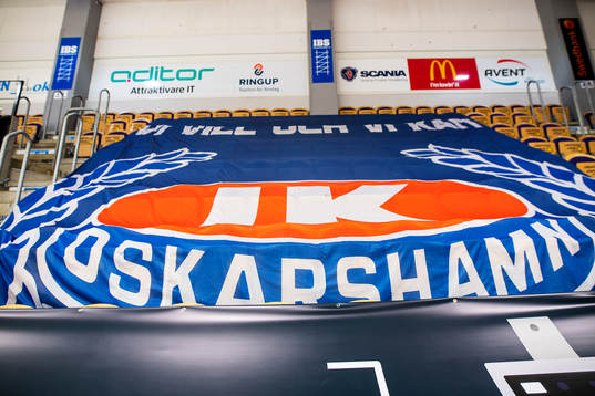 En Oskarshamns flagga på läktaren