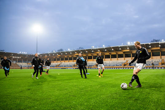 Spelare i GAIS värmer upp
