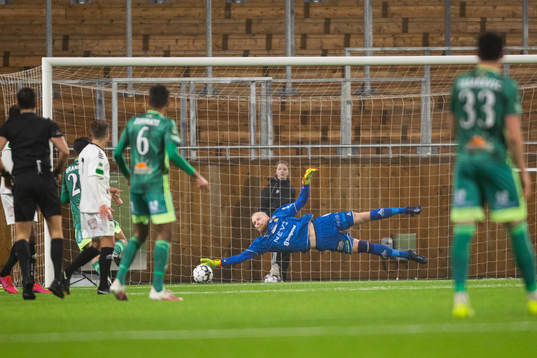 GAIS målvakt Mathias Karlsson räddar ett skott