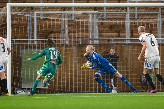 GAIS målvakt Mathias Karlsson räddar ett skott