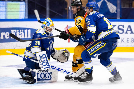 Luleås Karl Fabricius oroar framför Leksands målvakt