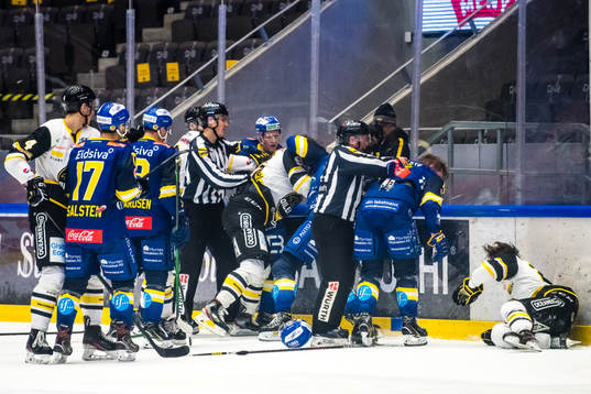 Tommy Kristiansen of Stavanger Oilers in a fight