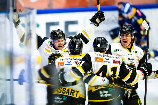 Brady Maurice Brassart of Stavanger Oilers celebrates