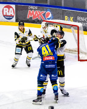 Patrick Thoresen of Storhamar and Dennis Løvold Sveum of