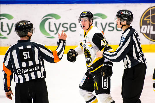 Dennis Løvold Sveum of Stavanger Oilers reacts