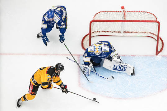Luleås Karl Fabricius oroar framför Leksands målvakt