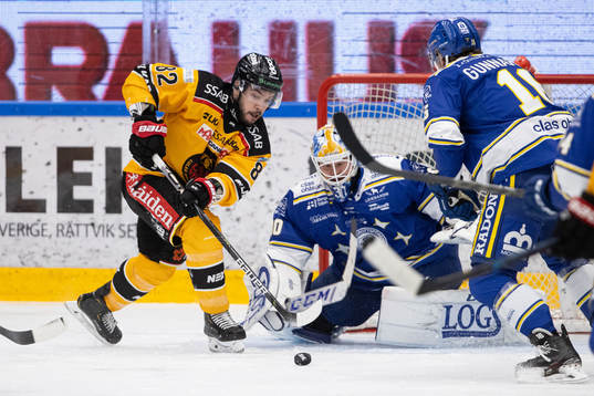 Luleås Karl Fabricius oroar framför Leksands målvakt
