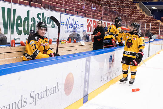Luleås Nils Lundkvist och Luleås Chris Desousa deppar