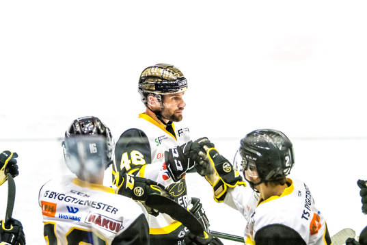Dan Kissel of Stavanger Oilers celebrates