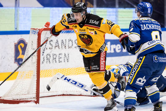 Luleås Karl Fabricius framför Leksands målvakt Janne