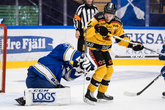 Luleås Juhani Tyrväinen framför Leksands målvakt Janne