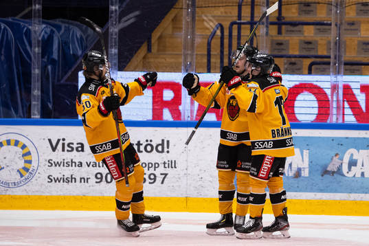 Luleås spelare jublar med Juhani Tyrväinen