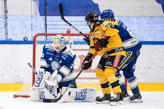 Luleås Arttu Ilomäki oroar framför Leksands målvakt