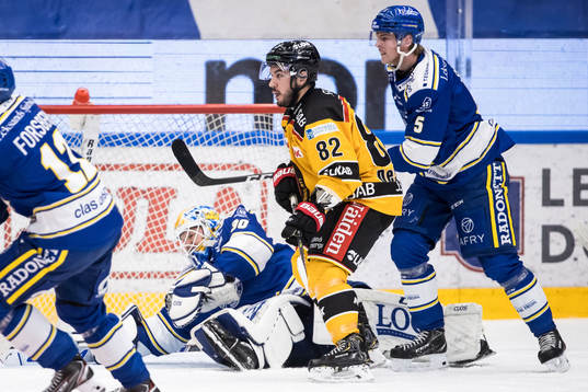 Luleås Chris Desousa och Leksands Calle Själin framför