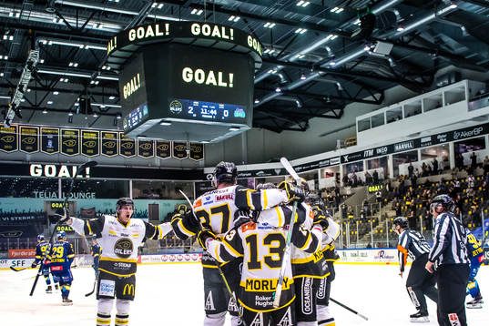 Dan Kissel of Stavanger Oilers celebrates