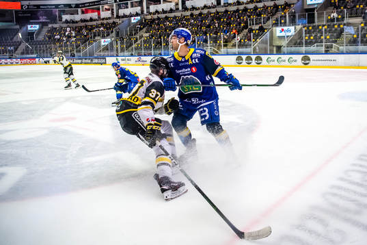 Markus Vikingstad of Stavanger Oilers and Eirik Salsten of
