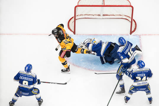 Luleås Karl Fabricius och Leksands målvakt Janne Juvonen