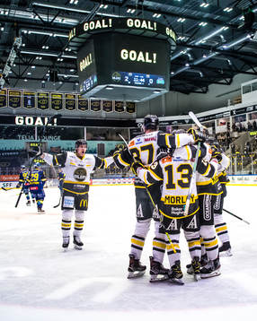 Dan Kissel of Stavanger Oilers celebrates