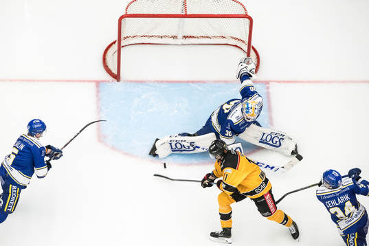 Luleås Petter Emanuelsson oroar framför Leksands målvakt