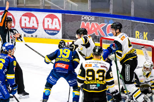 Simen Andre Edvardsen of Storhamar and Andreas Klavestad of
