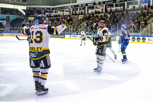 Dan Kissel of Stavanger Oilers celebrates