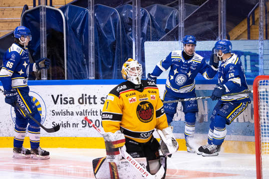 Leksands Nils Åman , Oskar Lang och Otto Paajanen jublar
