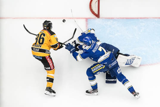 Luleås Linus Klasen oroar framför Leksands Lucas