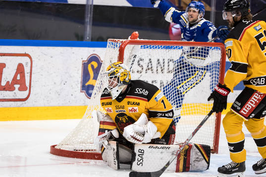 Luleås målvakt Jesper Wallstedt deppar