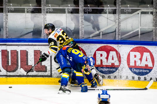 Nicolai Bryhnisveen of Stavanger Oilers and Elias Antonsen