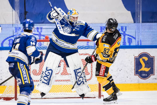 Leksands målvakt Janne Juvonen och Luleås Chris Desousa