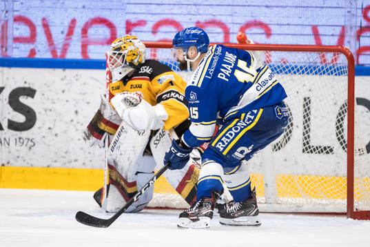 Leksands Otto Paajanen framför Luleås målvakt Jesper