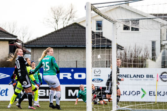 Cesilie Andreassen of Rosenborg misses a chance to score