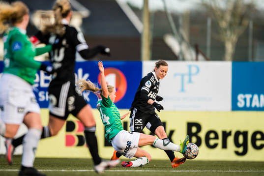 Mille Aune of Klepp and Kristine Minde of Rosenborg