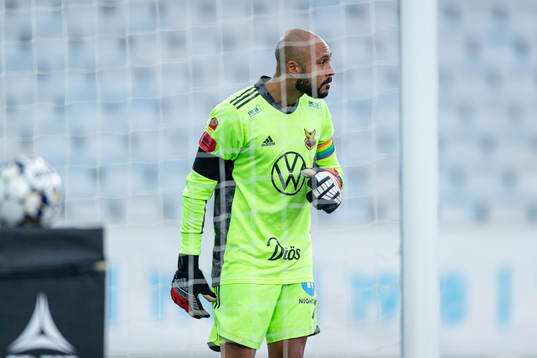 Östersunds målvakt Aly Keita deppar