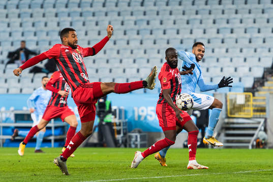Östersunds Noah Sonko Sundberg och Ronald Mukiibi
