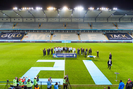 Malmö FFs spelare jublar och lyfter Lennart Johansson pokal