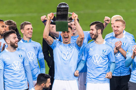 Malmö FFs Jonas Knudsen jublar och lyfter Lennart