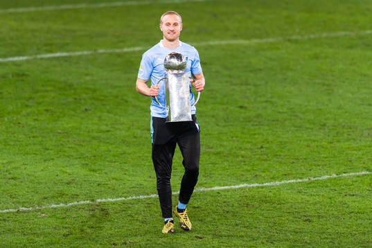 Malmö FFs Franz Brorsson med Lennart Johanssons pokal