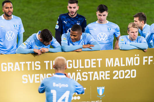 Malmö FFs spelare jublar bakom en skylt
