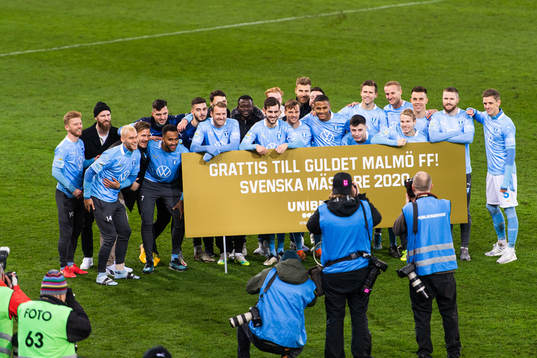 Malmö FFs spelare jublar bakom en skylt